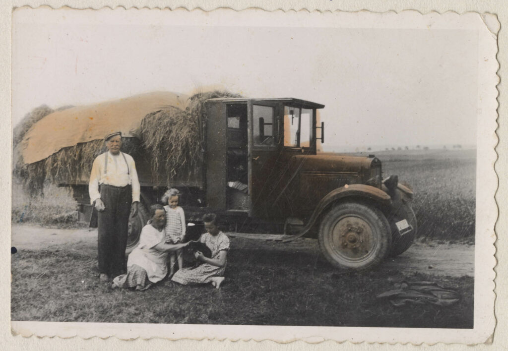 Fotografie z let 1932 až 1945 zachycující užívání vystaveného vozu rodinnou Křivancových.